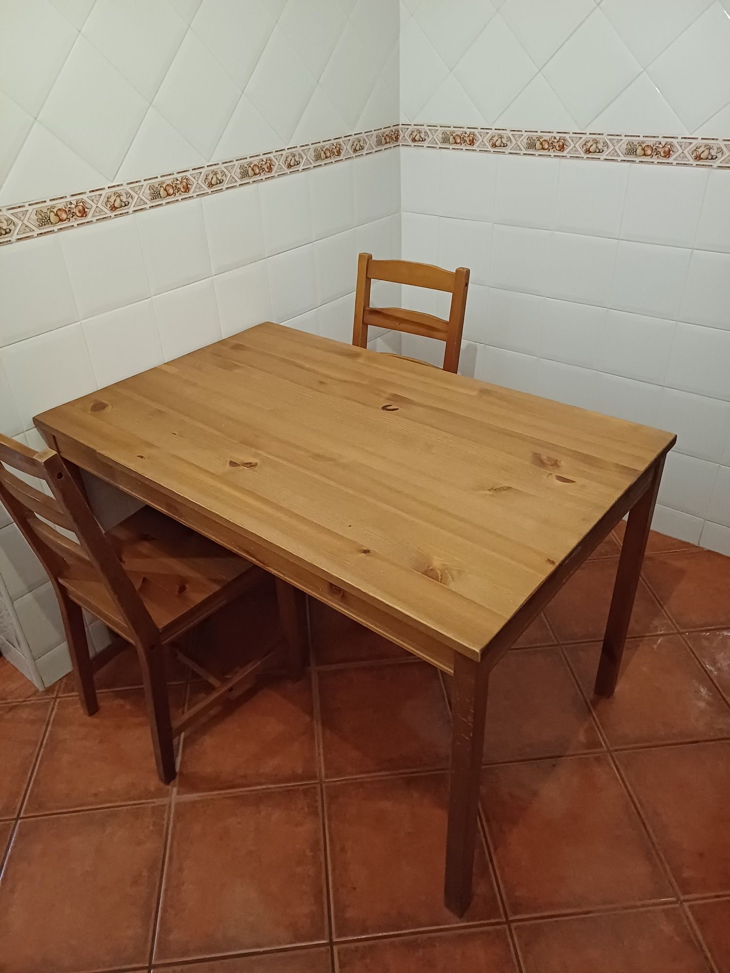Mesa + 2 cadeiras madeira