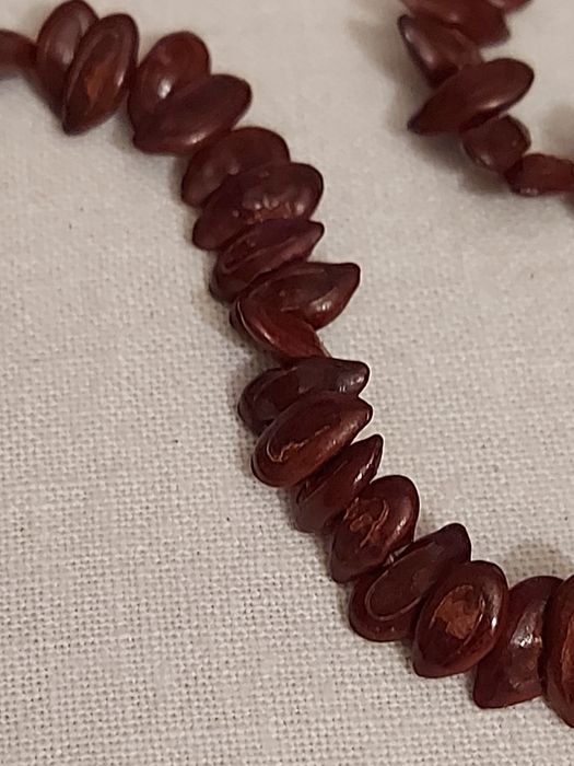 Colar Tribal efectuado com sementes e madeira muito leve.