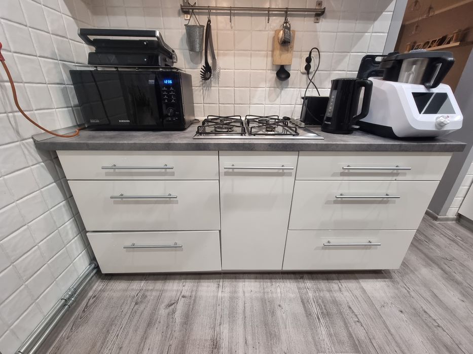 Kuchnia  plus płyta gazowa, piekarnik, zlew z batria i okap