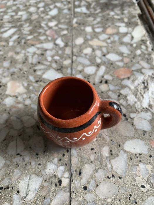 Conjunto de pratos, tacas, azeitoneira e chavenas de barro