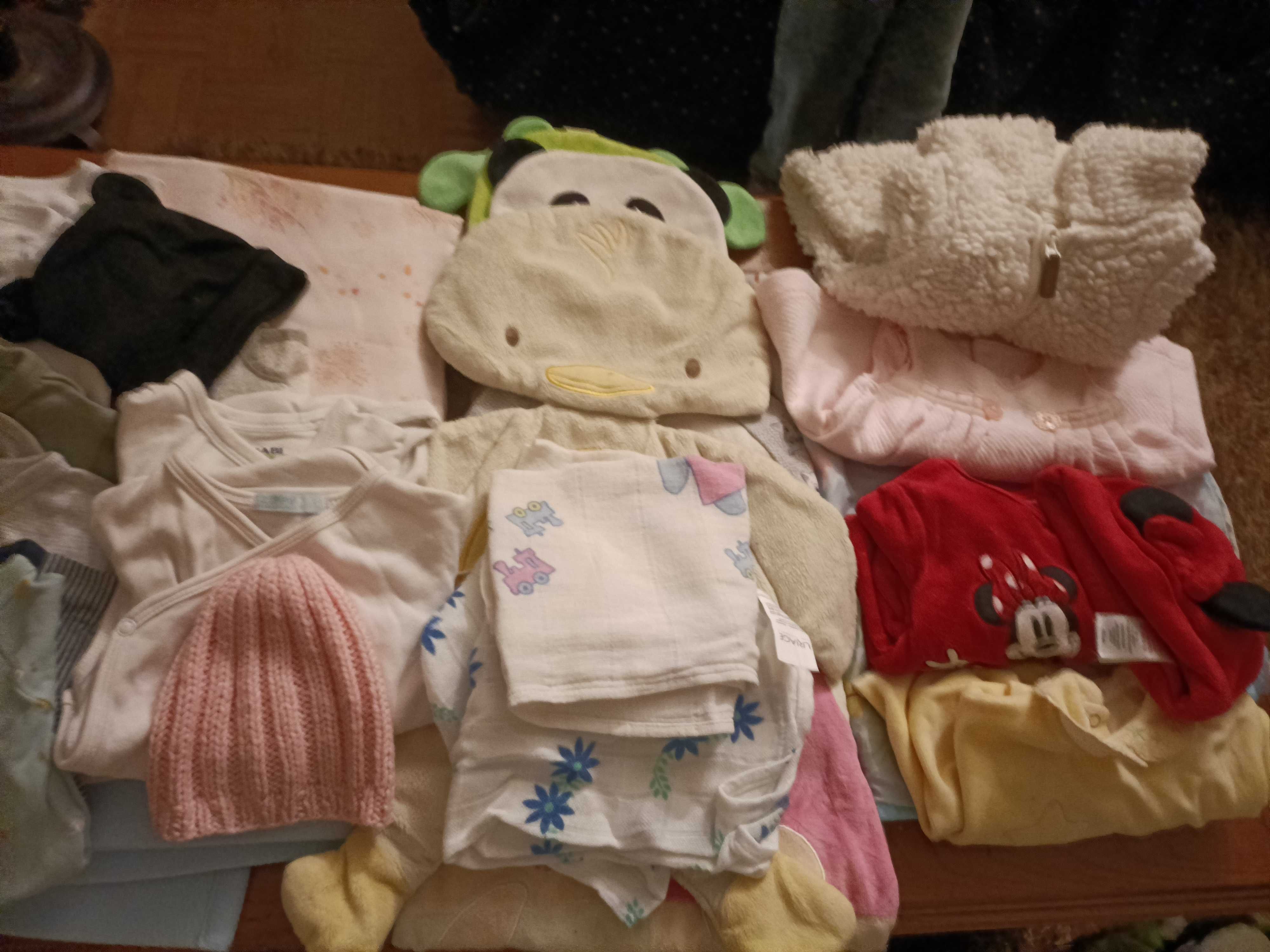 Lote de roupa de menina, lençóis, e bebetes