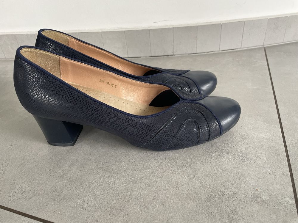 Buty eleganckie czółenka granatowe roz.41 skora