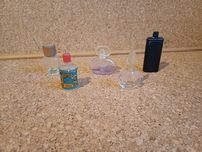 Conjunto de 5 frascos de perfume miniatura para colecção .