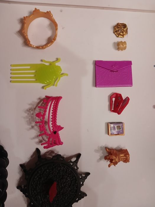 Аксессуары от кукол Monster high