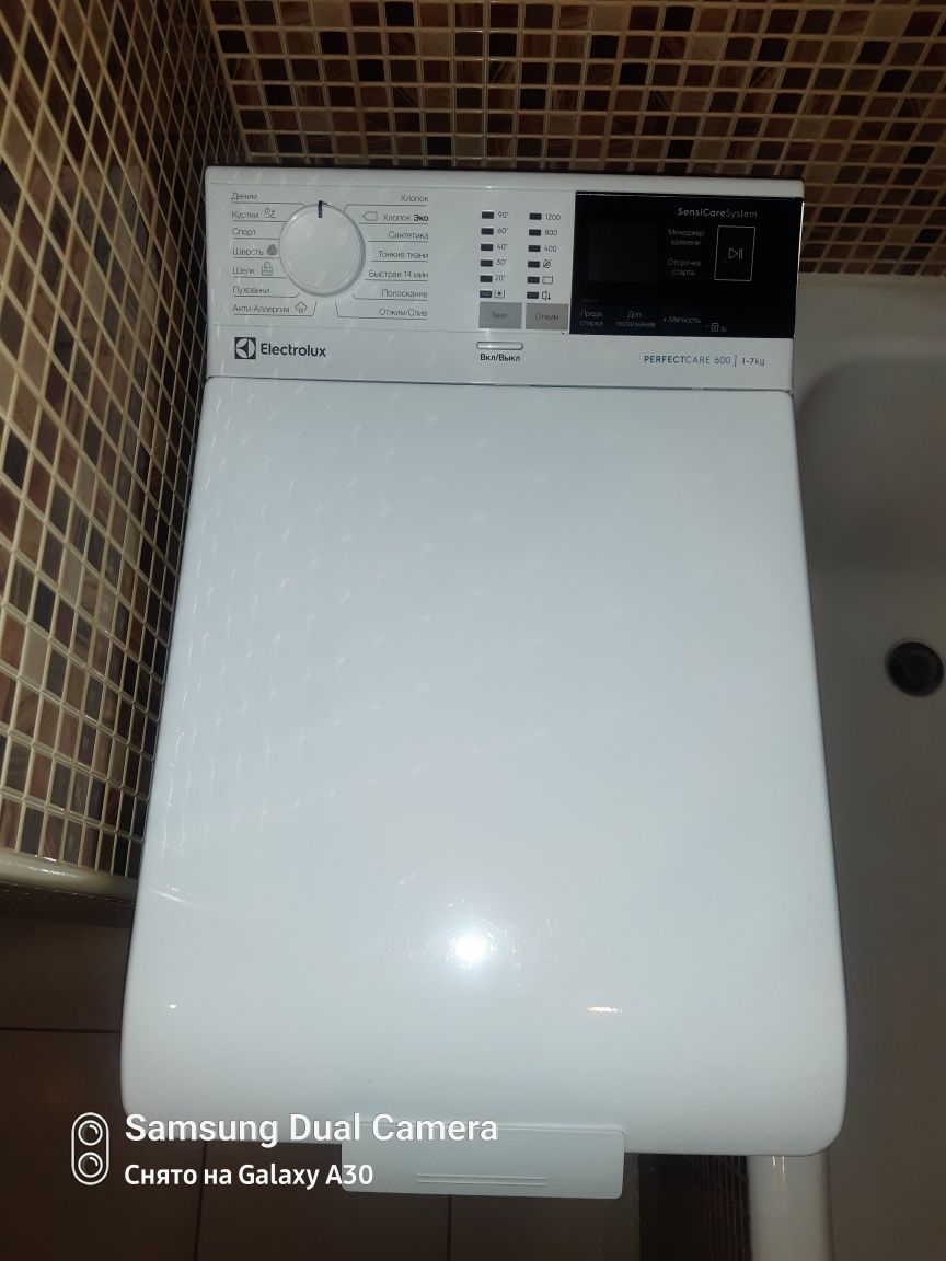 Продам вертикальную стиральную машину Elecrtolux