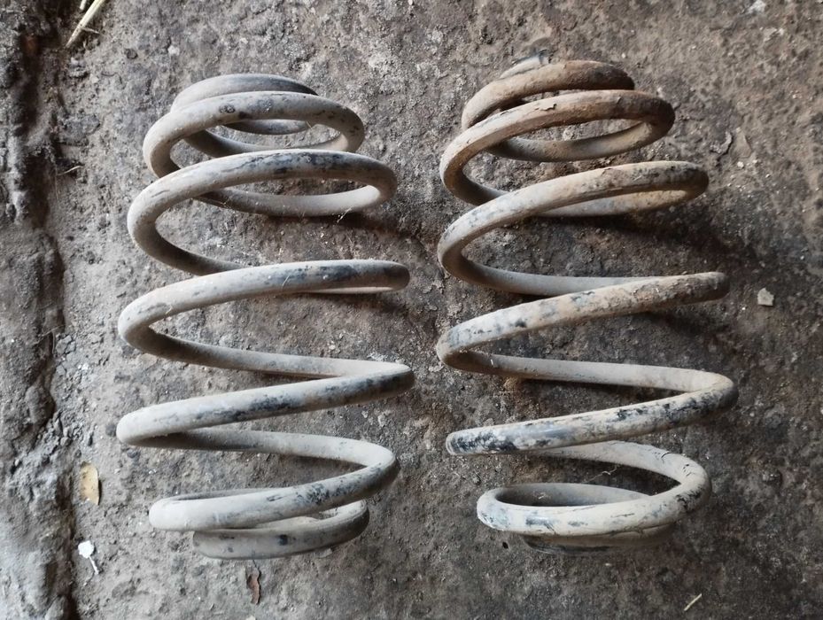 Пружини (автомобільні) 4 шт.