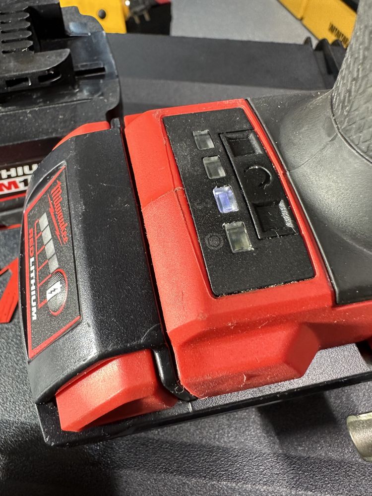 Безщітковий акумуляторний імпульсний гайкокрут Milwaukee m18 fmtiw2f12