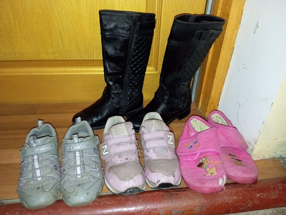 Віддам взуття на дівчинку р. 29,30,31