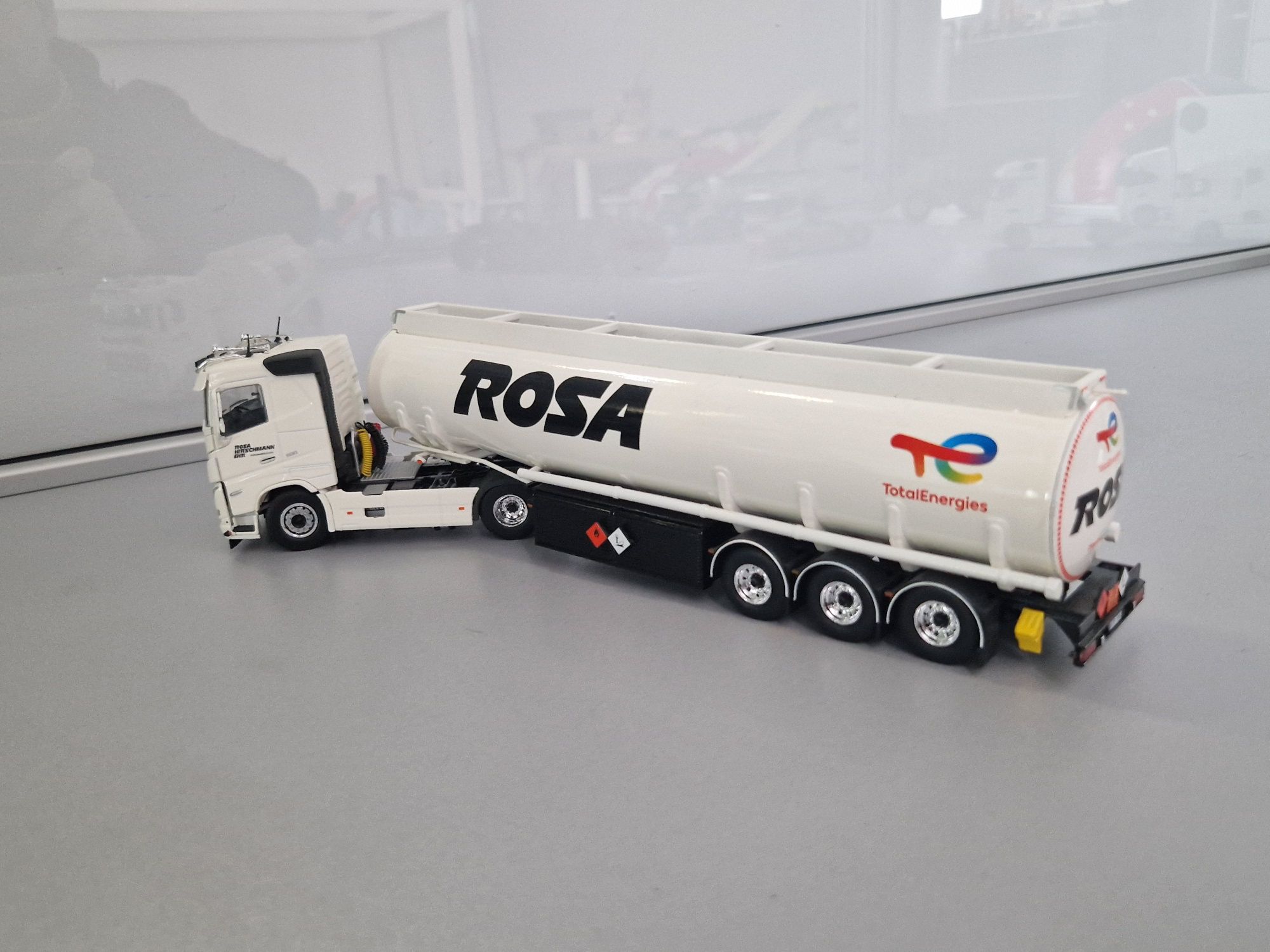 Cysterna paliwowa Volvo FH Rosa model Tekno 1:50