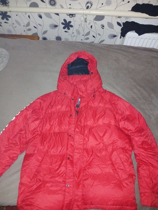 куртка червоного кольору у ромірі