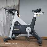 Niezniszczalny rower spiningowy Technogym, łańcuch, koło 21 kg