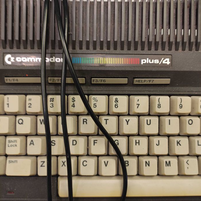 Ретро компьютер с магнитофоном