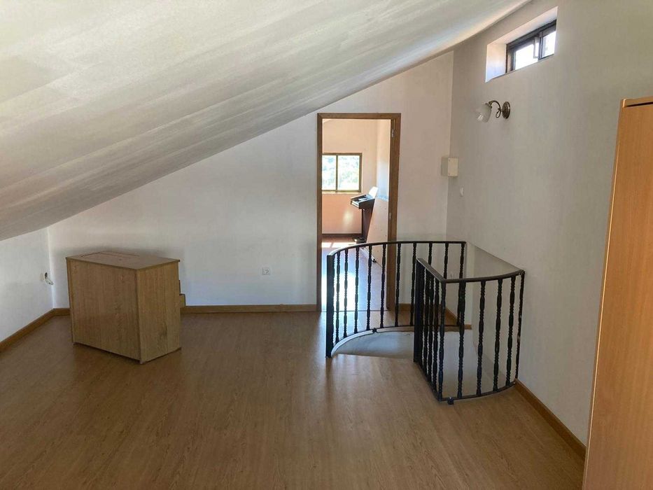 Aluga-se t3 moradia 1° andar