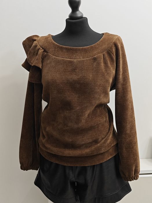 Brązowa bluzka sweterkowa z falbanką na kamieniu - r. uniwersalny