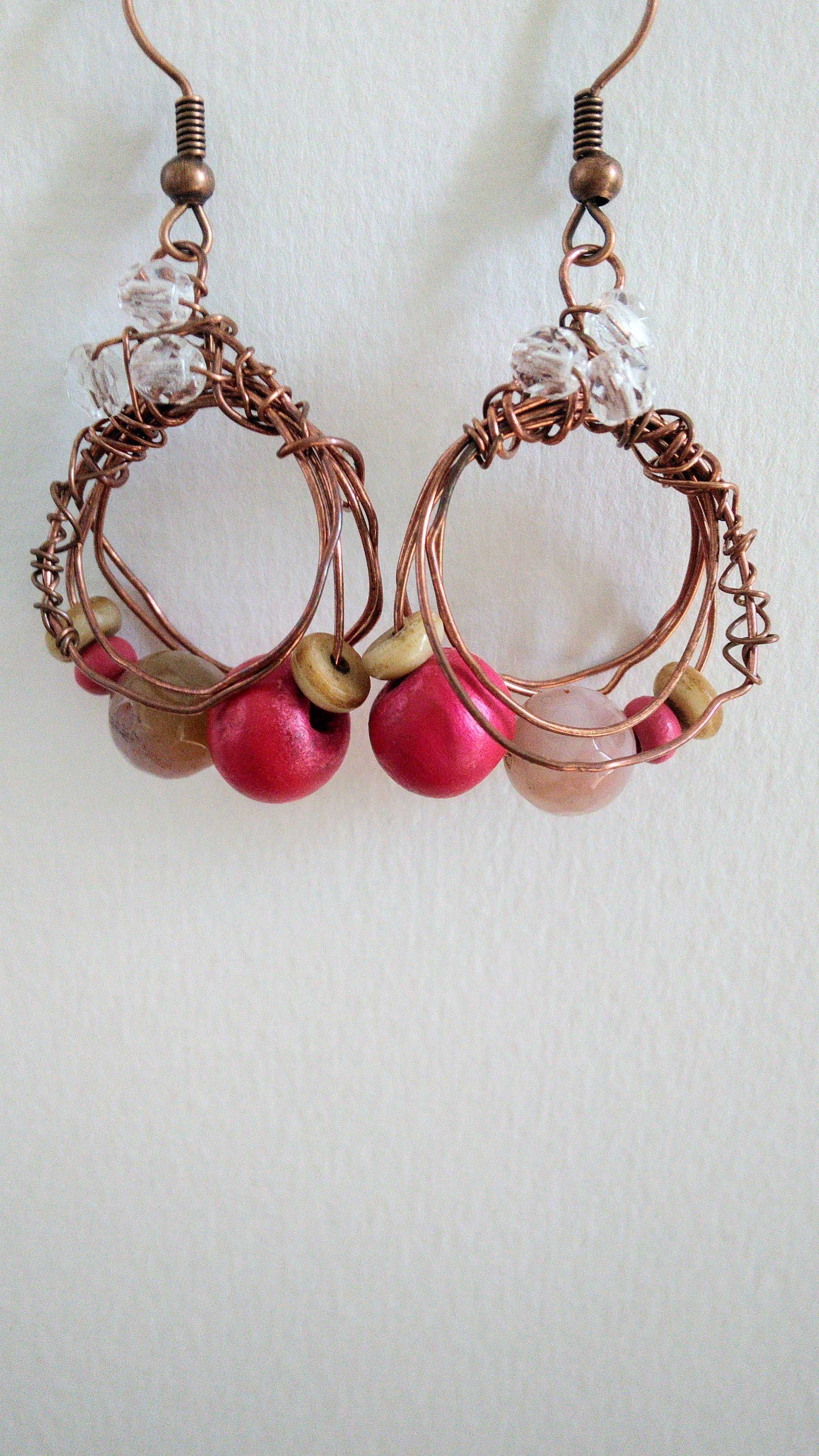 Brincos argolas penduradas de estilo primitivo e contas cor de rosa