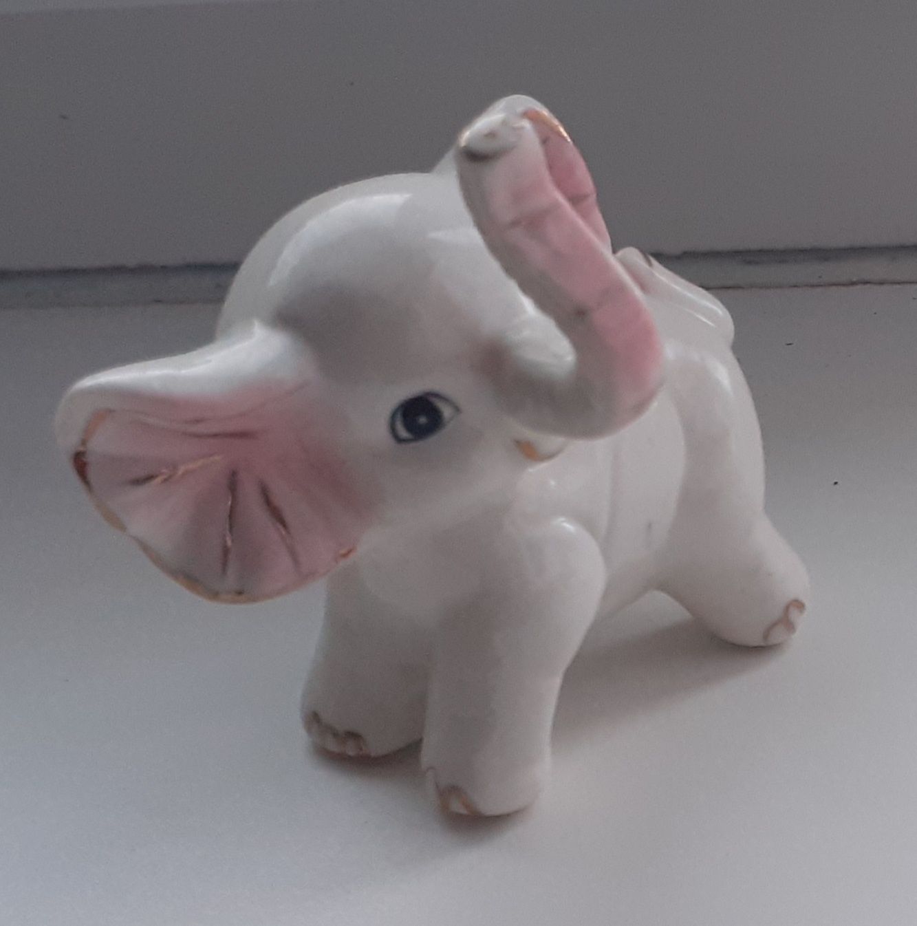 Porcelanowy słonik figurka z trąbą do góry