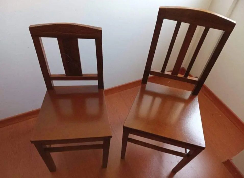 Cadeiras de madeira restauradas