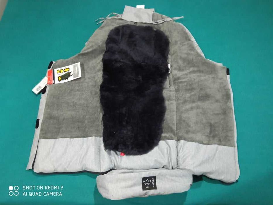 Kaiser śpiworek na nogi "Sheepy", kolor czarny wełna skora jagniecia