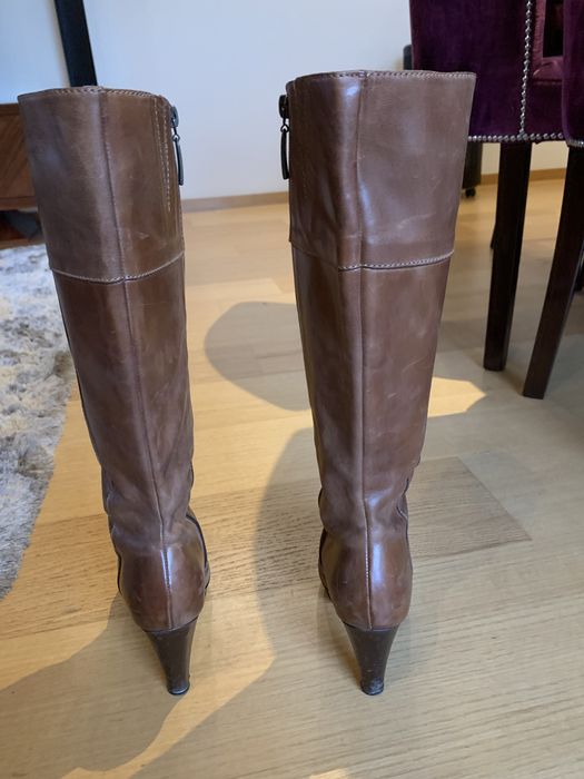 Botas castanhas de pele