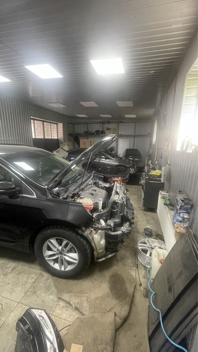 Бокс на два заїзди з ямою і підйомником.