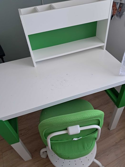 Biurko regulowane z półką i krzesło obrotowe ikea pahl