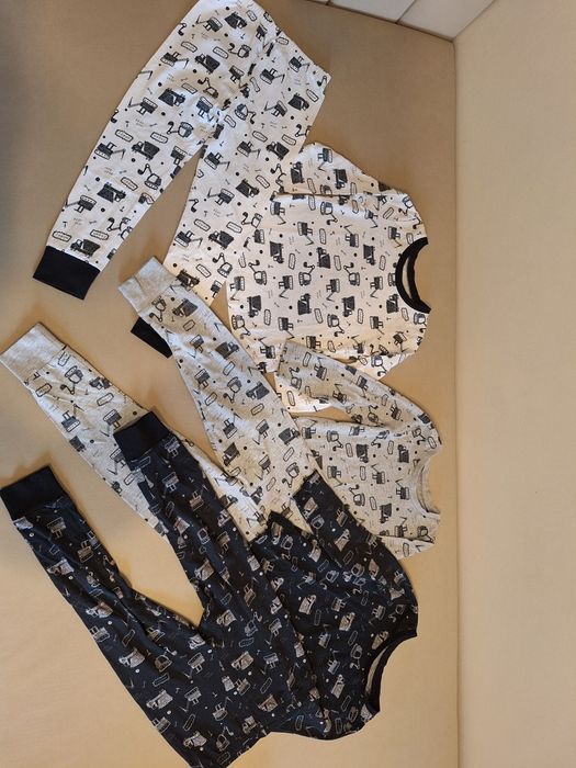 Zestaw 3 piżamek 104-110 dla chłopca w samochodziki