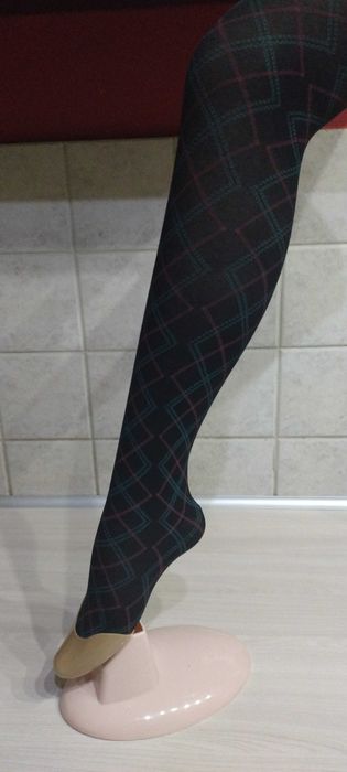 Rajstopy we wzory na czarnym tle - Companys - Fashion.