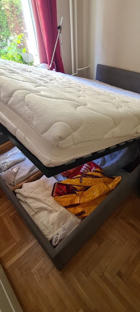 Łóżko z komora na pościel do sypialni