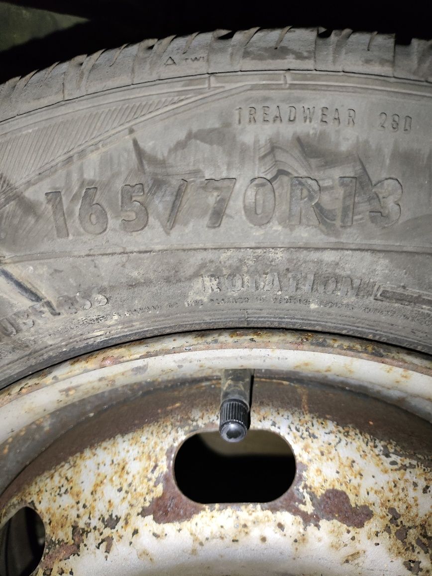 Pneu em perfeitas condições com jante 165/70/13
