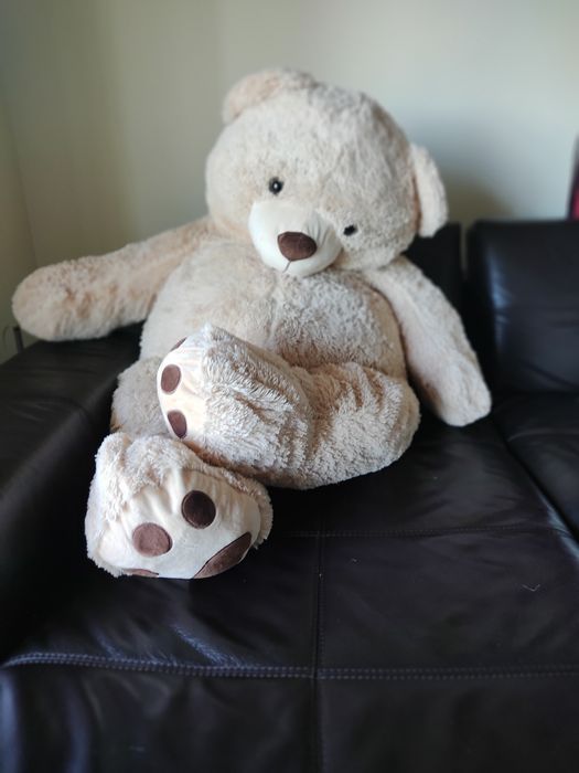 Peluche muito grande em forma de urso.