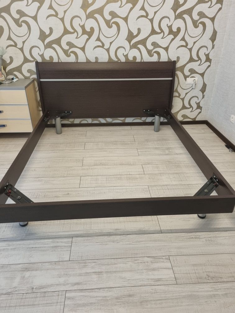 Кровать двуспальна, з матрасом.