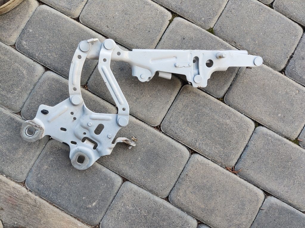 Zawias maski BMW X1 F48 prawy biały