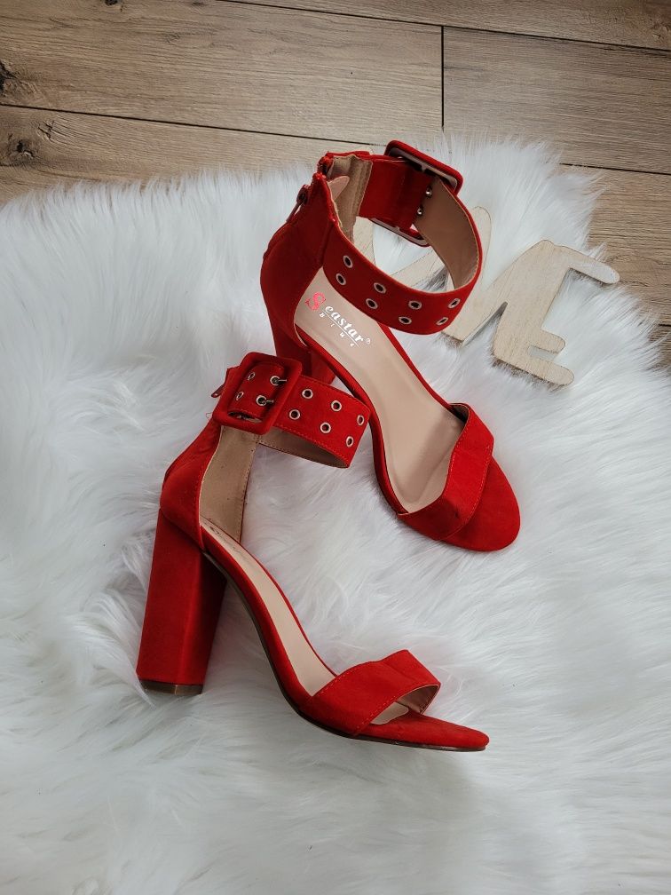 Czerwone eleganckie sandały na słupku