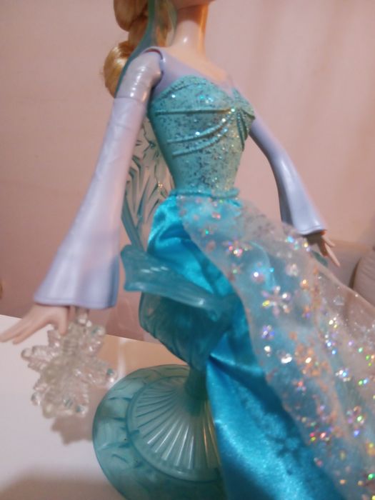Brinquedos: Elsa Frozen Reino do Gelo inclui pilhas