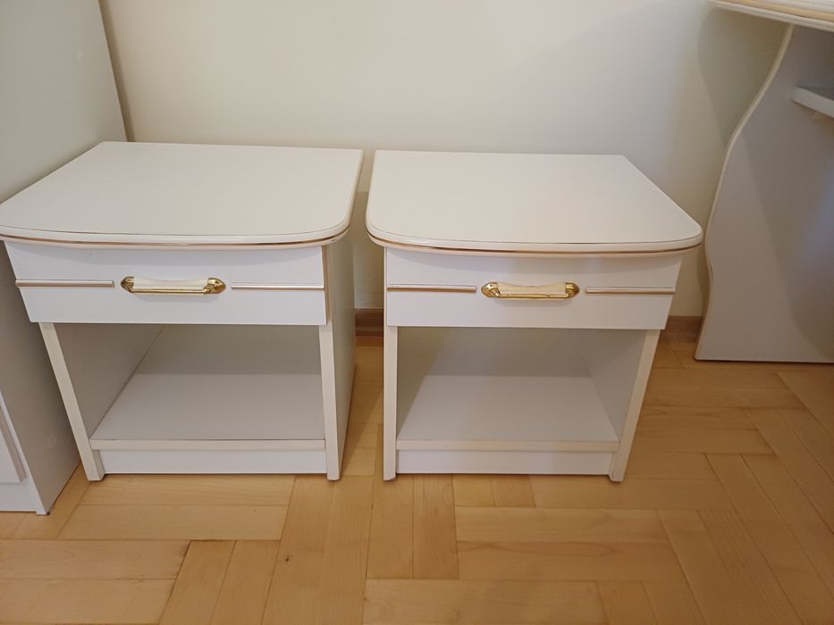 Zestaw białych mebli do sypialni/ pokoju