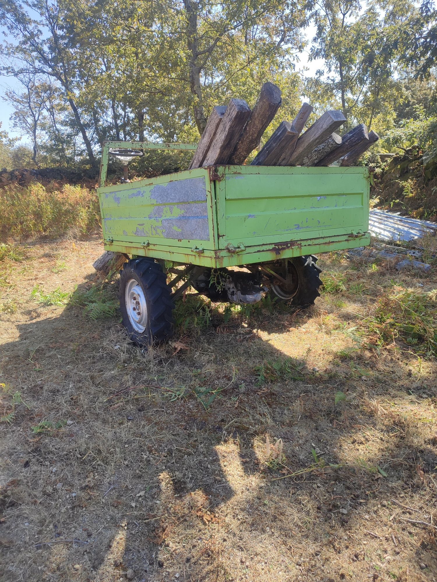 Reboque agrícola com sistema de tração