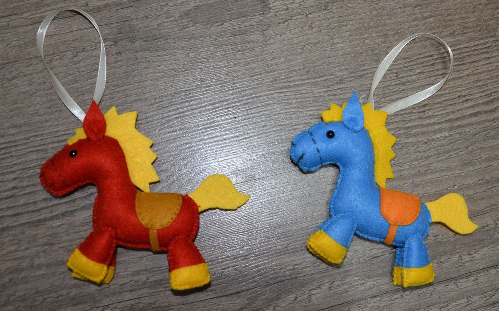 Ялинкова іграшка конячка символ 2026 року