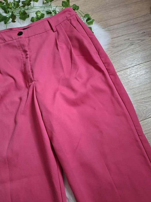 Różowe spodnie garniturowe damskie