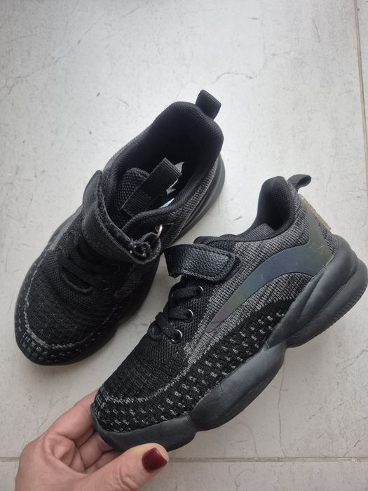 Чорні кросівки 32 розмір