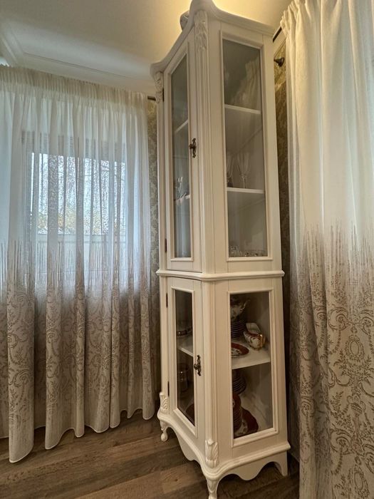 Меблі у класичному білосніжному стилі