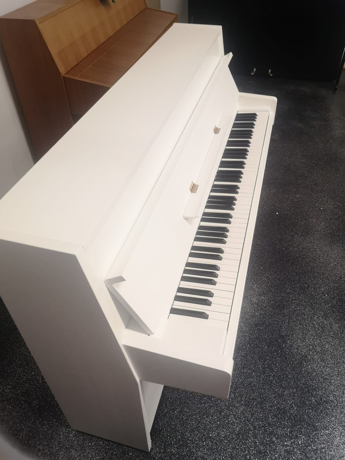 Pianino Yamaha, białe.