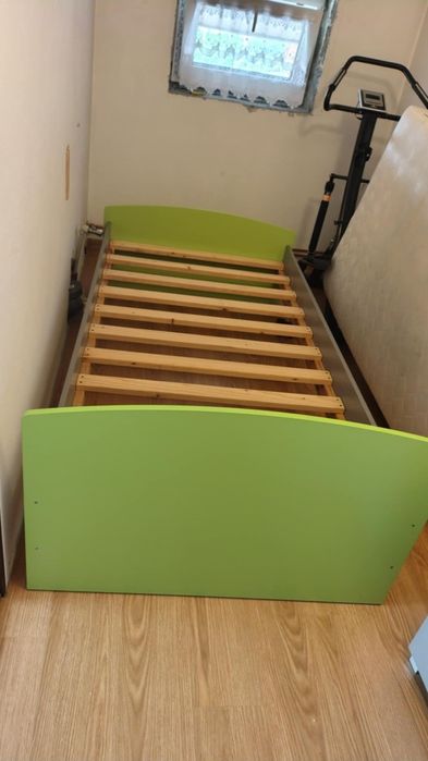 Łóżko z materacem