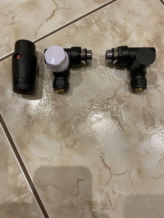 Zawór termostatyczny luxrad osiowy lewy czarny