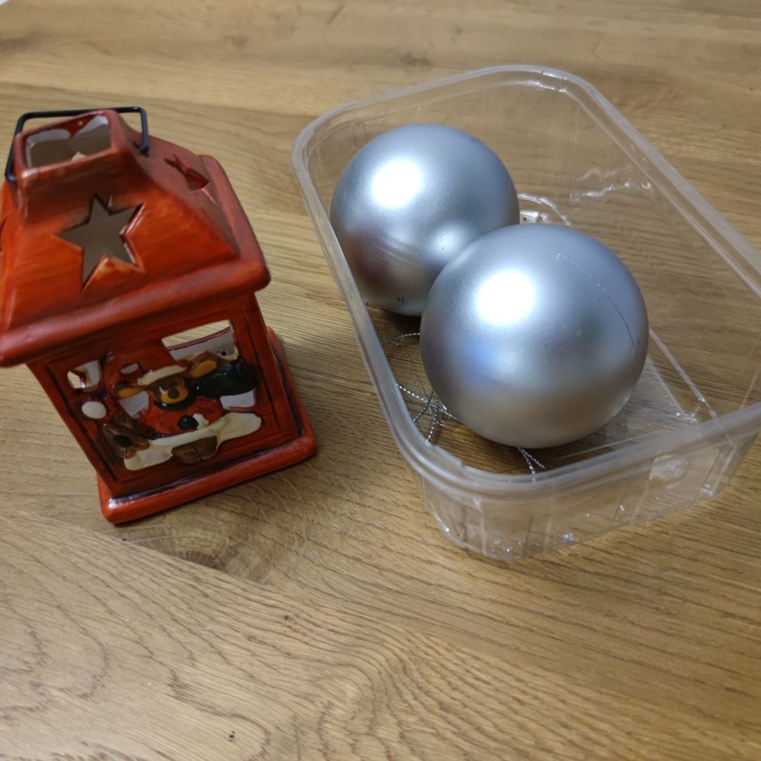 Mały stary ceramiczny lampion i 2 srebrne bombki