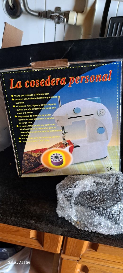 Máquina de costura portátil como novo