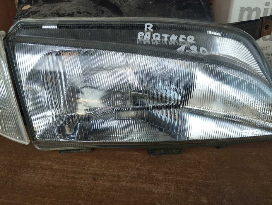Фари Пежо Партнер