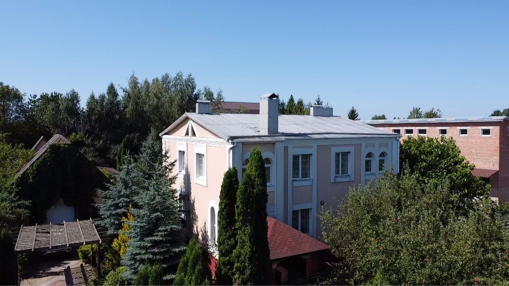 Будинок з басейном