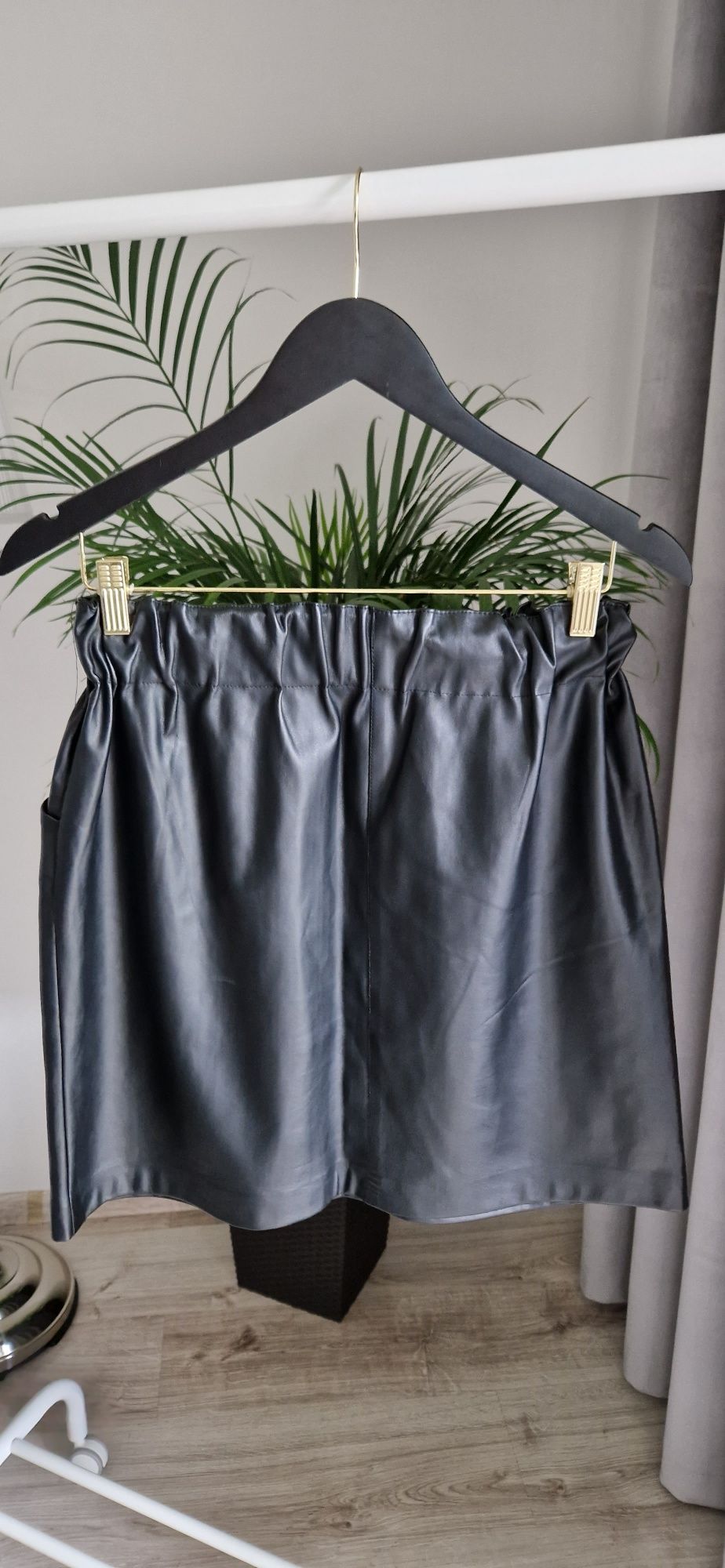 Czarna spódnica z Eco skórki rozmiar M Femestage