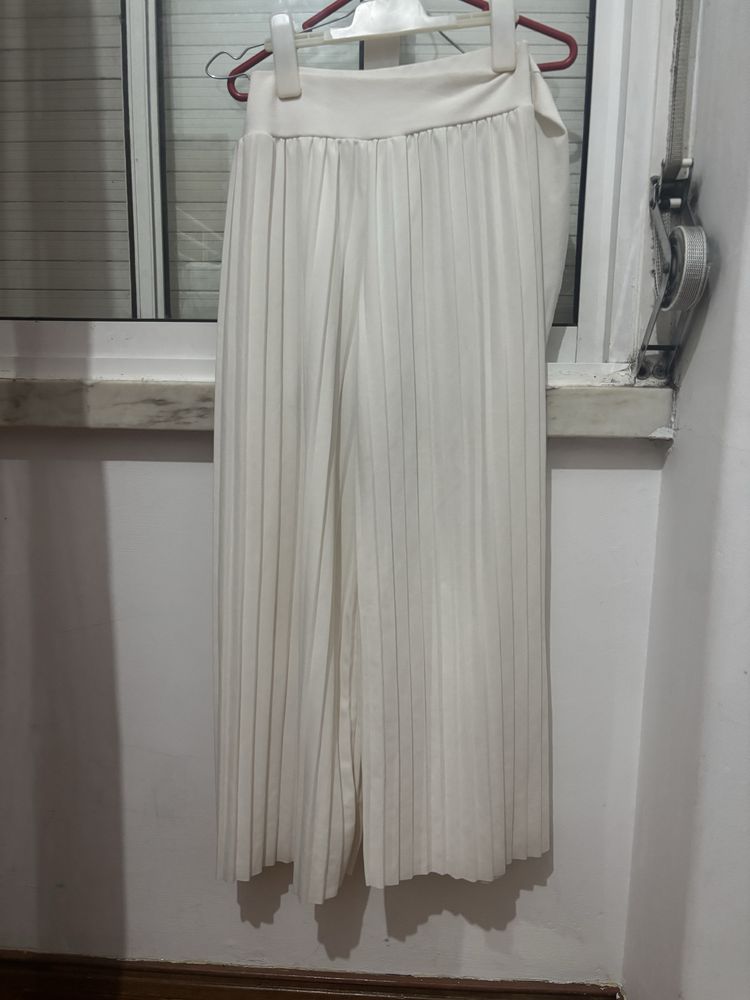 Calsas plissada branco com prega
