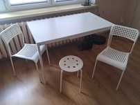 Stół, krzesła i taboret